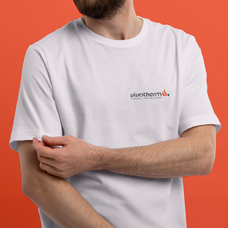 Mockup eines T-Shirt Aufdrucks im Rahmen der Logoentwicklung und des Corporate Designs für die Firma Vivatherm. Erstellt und erarbeitet von der Werbeagentur Korth, aus Xanten am Niederrhein.