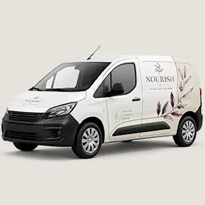 Fahrzeugfolierung mit Nourish-Branding Transporter mit Fahrzeugbeschriftung und Logo der Marke Nourish in Bordeaux und Creme