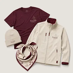 Bedruckte Workwear im Nourish-Design T-Shirt, Jacke, Mütze und Tuch mit gesticktem Nourish-Logo
