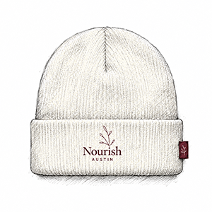 Beanie im Nourish-Design Cremefarbene Beanie mit gesticktem Nourish-Logo am Umschlag