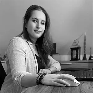 Celina_mahr-neu Schwarz-Weiß-Portrait von Celina an ihrem Arbeitsplatz als Teambild für die Agentur-Website.