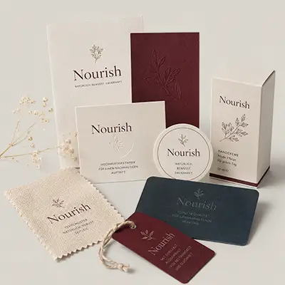 Verpackungsmaterialien im Nourish-Design Notizbücher, Boxen, Stoffbeutel und Anhänger