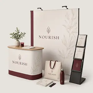 Verkaufstheke und POS-Material im Nourish-Design Verkaufstheke, Tragetaschen und Broschürenständer mit Nourish-Branding