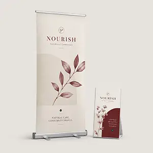 Roll-up Display und Flyer im Nourish-Design Roll-up-Display und gefalteter Flyer mit floralem Nourish-Branding