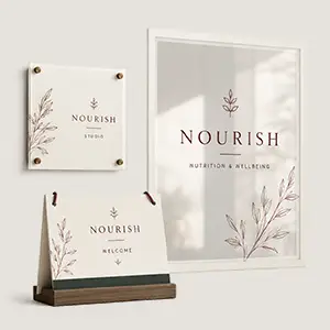 Schilder und Fensterbeschriftung im Nourish-Design Wandschild, Tischaufsteller und Fensterbeschriftung mit Nourish-Logo und Blattmotiv
