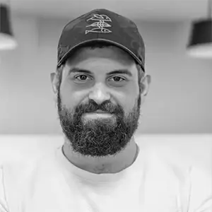 Philipp_rindt-neu Schwarz-Weiß-Portrait von Philipp mit Cap als Profilbild für die Team-Übersicht der Agentur Korth.