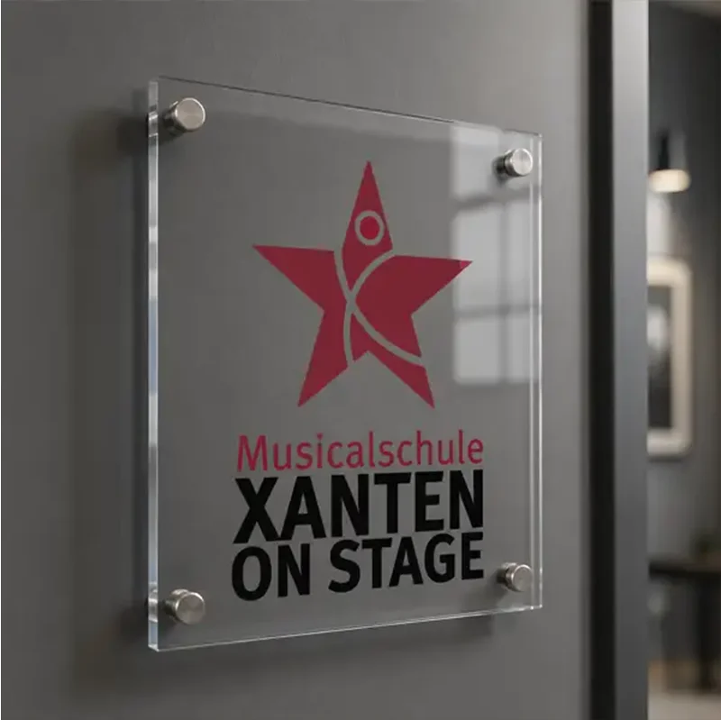 Xanten on Stage Logo Logo der Musicalschule Xanten on Stage auf einem Wandschild